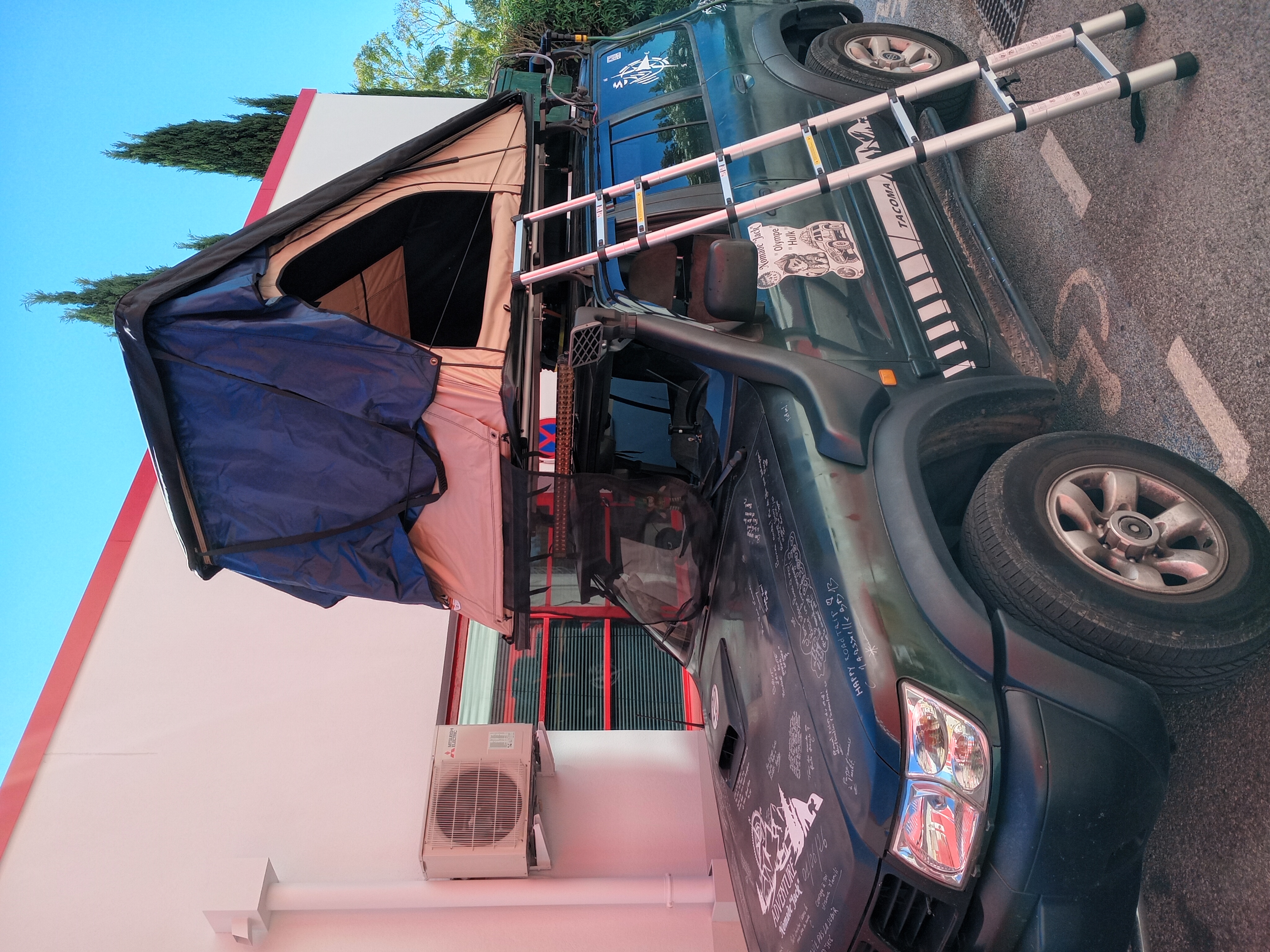 Tente de toit souple sur voiture Nissan 4x4