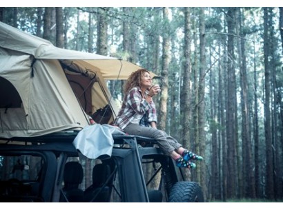 Bivouac et tente de toit : quels accessoires sont indispensables ?