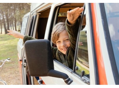 Bivouac en tente de toit avec des enfants : pour un road-trip réussi