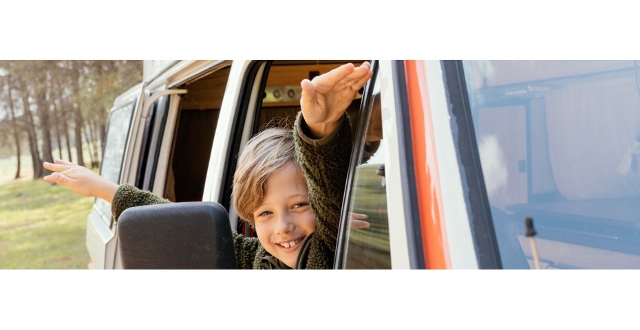 Bivouac en tente de toit avec des enfants : pour un road-trip réussi