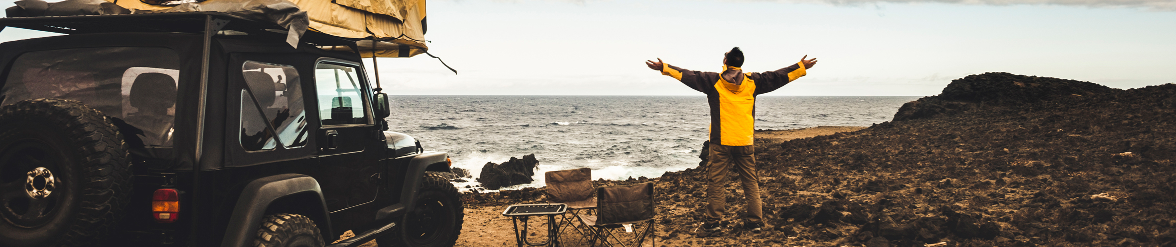 Tente de toit coque rigide en aluminium alvéolé sur voiture