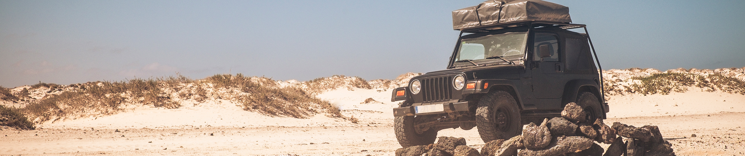 Tente de toit coque rigide en aluminium alvéolé sur voiture